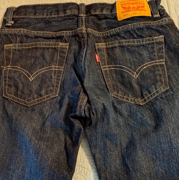 Perfect condition Levi's in dark wash - Picture 5 of 7